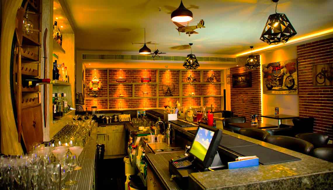Crossway Days Hotel — Ride bar